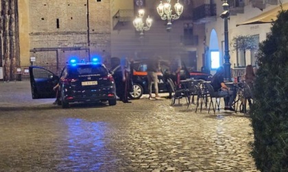 Rissa in piazza della Repubblica, volano tavolini