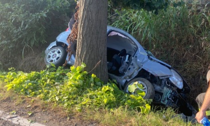 Perde il controllo dell'auto e finisce fuori strada, quattro feriti LE FOTO