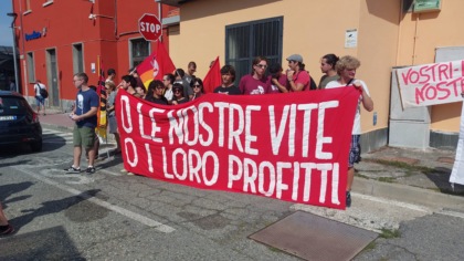 Strage ferroviaria di Brandizzo, LE FOTO del presidio di solidarietà in memoria delle vittime