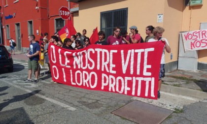 Strage ferroviaria di Brandizzo, LE FOTO del presidio di solidarietà in memoria delle vittime