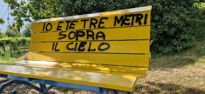 Big Bench imbrattata da una scritta nera