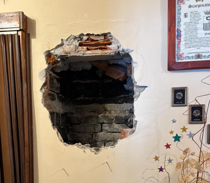 Ladri entrano in casa di mattina e portano via la cassaforte