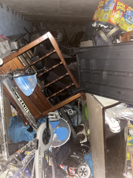 Rifiuti in strada e nelle cantine: via Togliatti è stata abbandonata