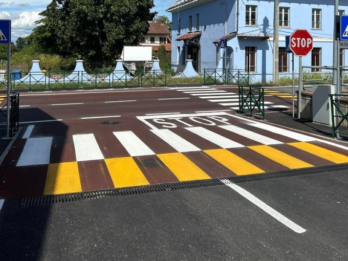 Piastre rialzate per garantire sicurezza e contrastare velocità
