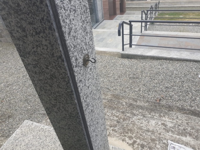 Furti al cimitero, rubate anche le catene