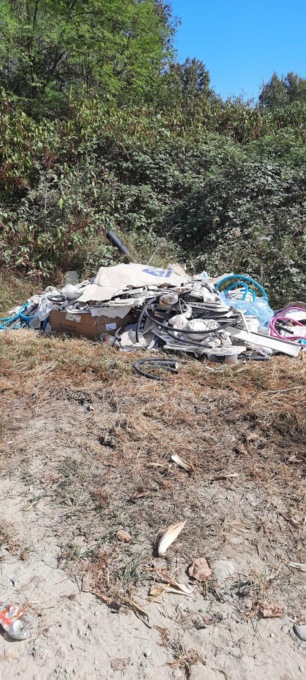 Abbandona rifiuti pericolosi: «Trovato il colpevole»