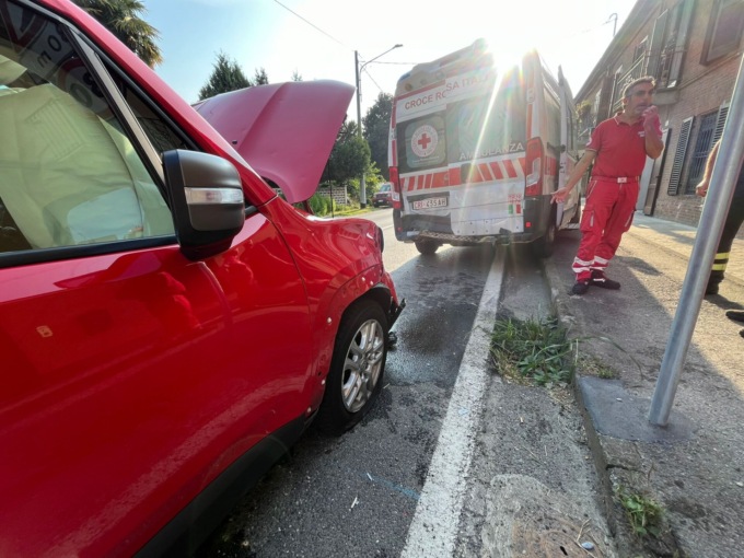 Auto tampona un’ambulanza LE FOTO
