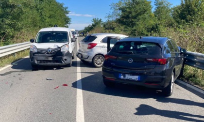 Scontro tra tre auto, traffico in tilt