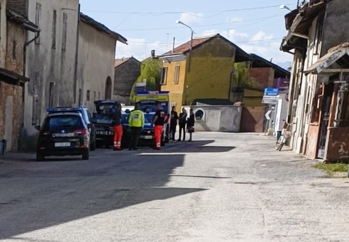 Con un’ascia in mano in mezzo al paese