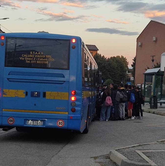 Autobus strapieni a Chivasso, studenti restano a piedi