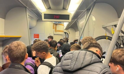 Incubo sui treni della Torino-Milano: i pendolari viaggiano come le sardine