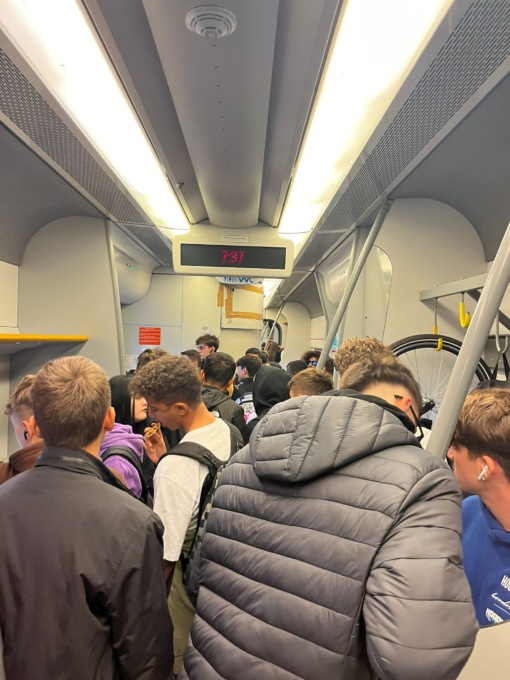 Incubo sui treni della Torino-Milano: i pendolari viaggiano come le sardine