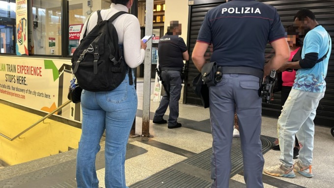 Uomo dà in escandescenza in stazione e minaccia Clara Marta