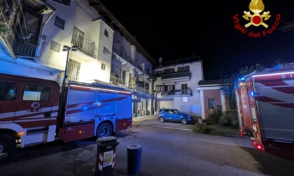 Incendio in una palazzina, quattro persone evacuate