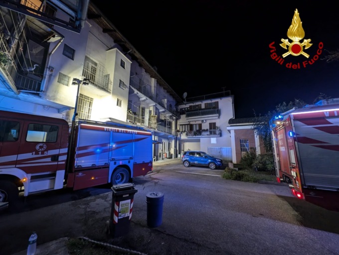 Incendio in una palazzina, quattro persone evacuate