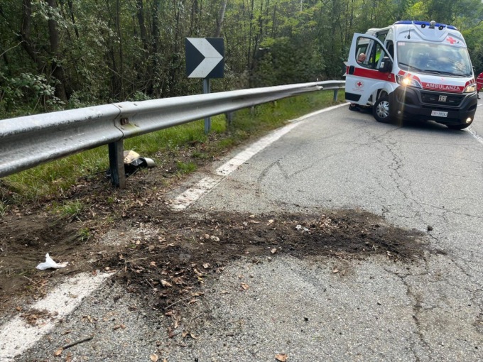Motociclista si schianta contro il guard rail nella strada proibita