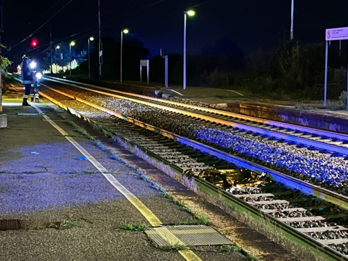 Ragazzo sdraiato sui binari, travolto e ucciso da un treno