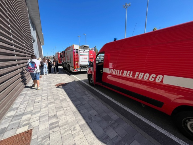 Incendio al Bennet, evacuati galleria e centro commerciale