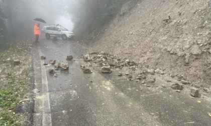 Maltempo, frane e allagamenti bloccano le strade