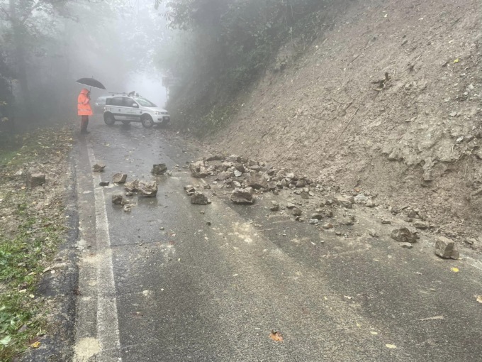Maltempo, frane e allagamenti bloccano le strade