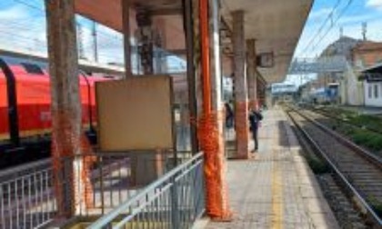 Stazione degradata e passerella fantasma: la politica si accende e scatena la polemica