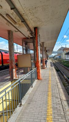 Stazione degradata e passerella fantasma: la politica si accende e scatena la polemica
