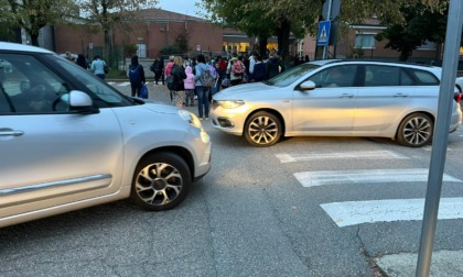 Auto ovunque, «Chiediamo sicurezza davanti a scuola»