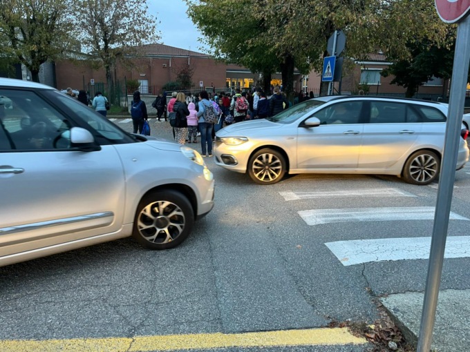 Auto ovunque, «Chiediamo sicurezza davanti a scuola»
