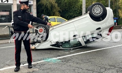 Tampona un'auto e poi si ribalta