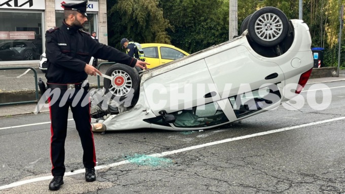 Tampona un’auto e poi si ribalta