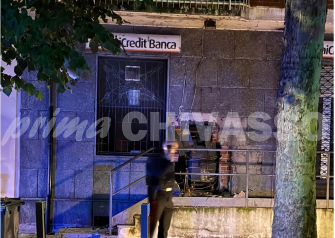 Esplosione nella notte, distrutto il bancomat Unicredit