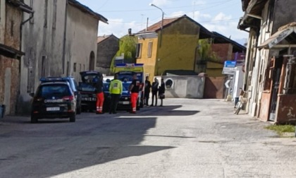 Minacciava in passanti con ascia e coltello, arrestato