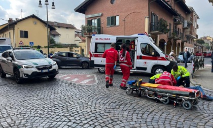 Passa un furgone e si spaventa: anziano cade dalla bici