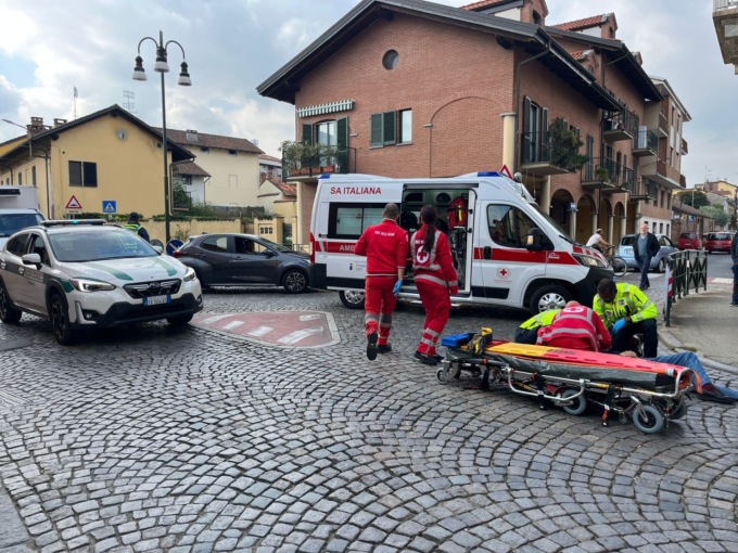 Passa un furgone e si spaventa: anziano cade dalla bici
