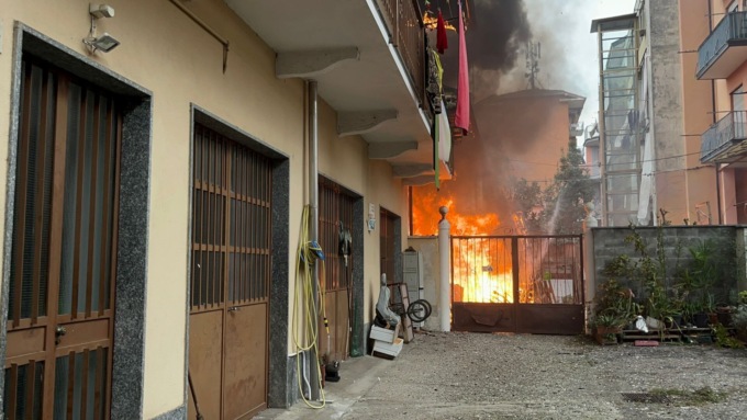 Devastante incendio in via Clara a Chivasso FOTO e VIDEO