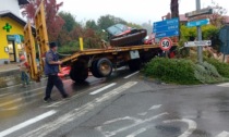 Rimorchio esce di strada e sfonda un muretto