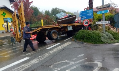 Rimorchio esce di strada e sfonda un muretto