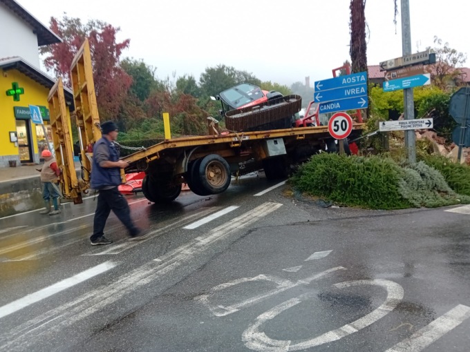 Rimorchio esce di strada e sfonda un muretto