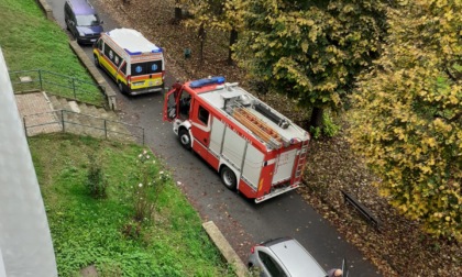 Nell'alloggio c'è una persona morta, soccorsi ostacolati dalle auto in divieto