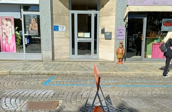 Una buca in via Torino, lunedì i lavori