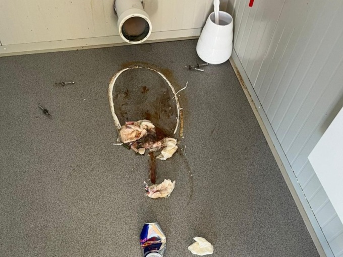 Fanno esplodere i petardi nel wc del parco