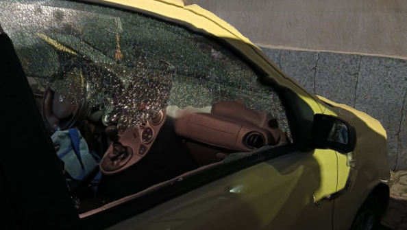 Spaccato il finestrino dell’auto in piazza