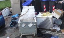 Le foto di un mercatino dell'usato in via Togliatti? No, solo rifiuti abbandonati