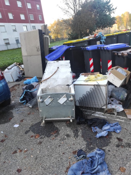 Le foto di un mercatino dell’usato in via Togliatti? No, solo rifiuti abbandonati