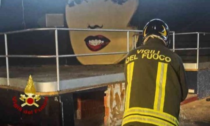 Incendio nella ex discoteca Due di Cigliano