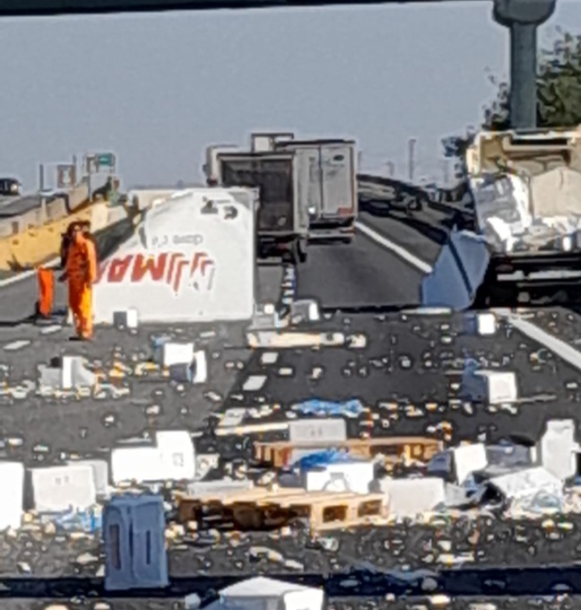 Furgone perde il carico di brioches dopo un scontro