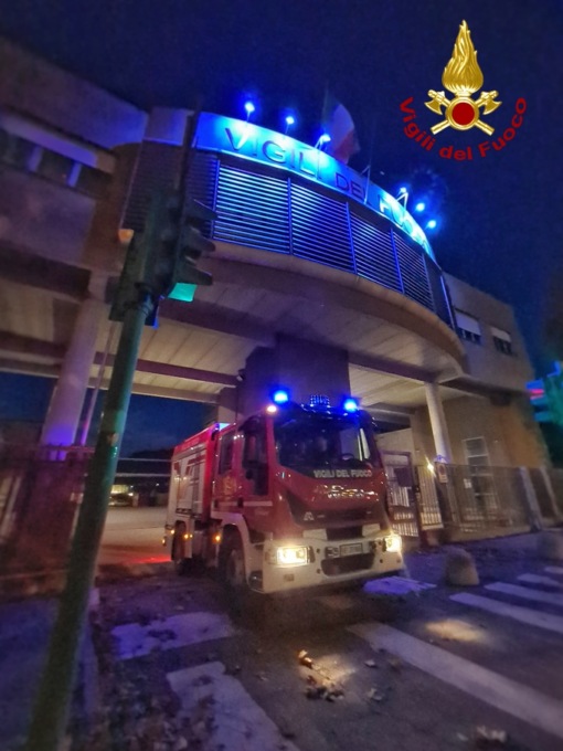 Giornata Mondiale dei Diritti dell’Infanzia, la caserma di Vigili del Fuoco si illumina di blu