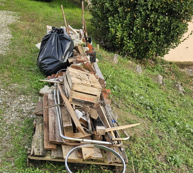 Lanciano sacchi di rifiuti sopra l’ex colonia