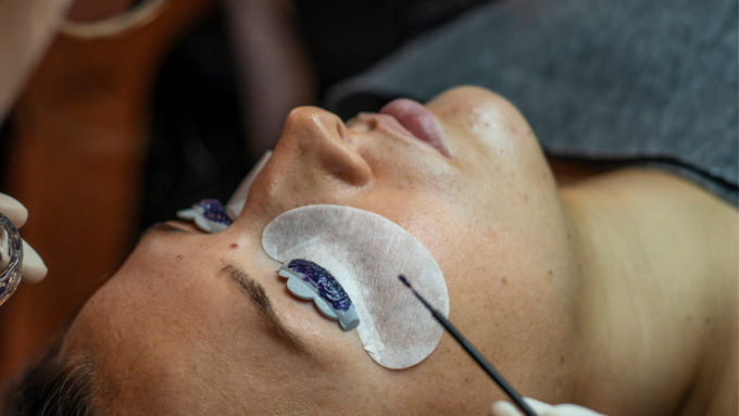 Come scegliere la tinta per ciglia e sopracciglia: guida completa