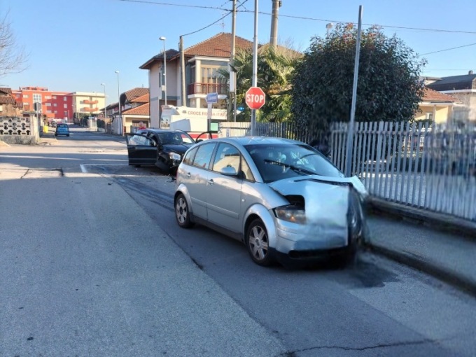 Non rispetta la stop e finisce contro un’altra auto